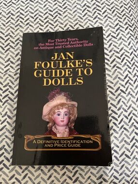 Collector's Guide to Antique and Modern Dolls - Black Cover with Doll Portrait